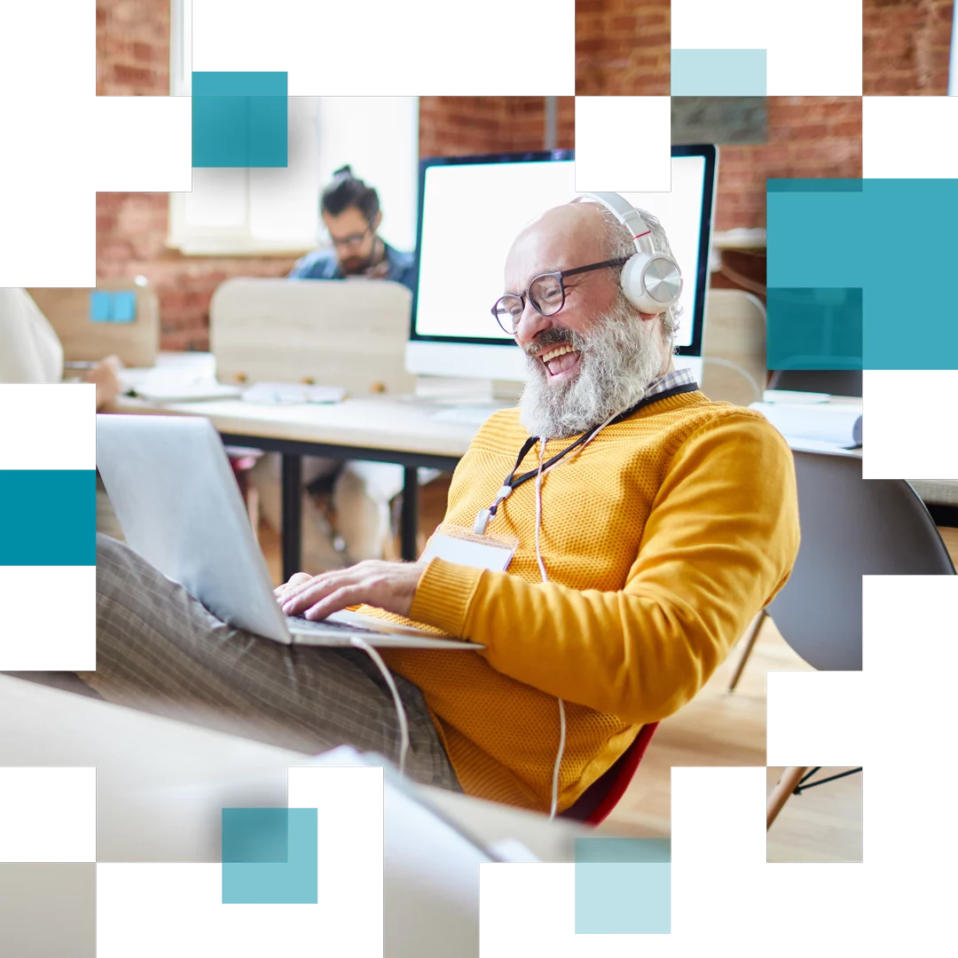 Mitarbeiter arbeitet entspannt am Laptop