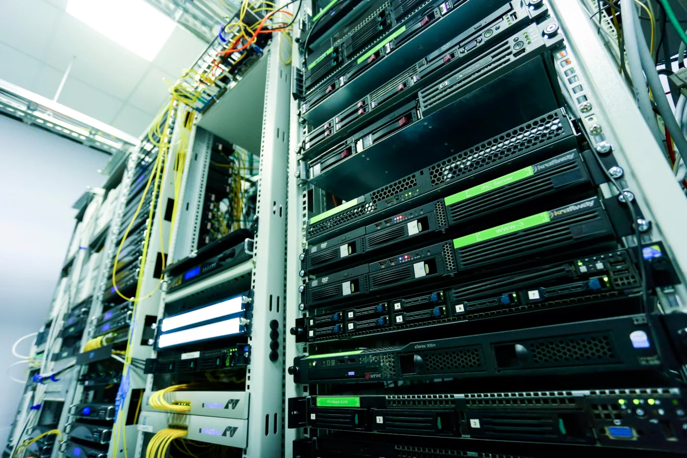 Serverschrank mit Netzwerkkabeln und Rack-Servern