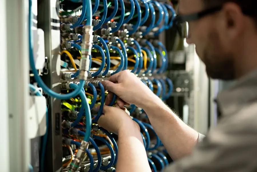 IT-Betreuung für KMU: Netzwerkkabel und Patchpanel im Serverschrank