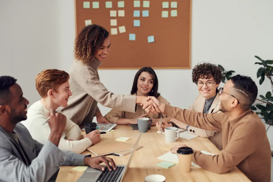 Team arbeitet gemeinsam an einem Tisch