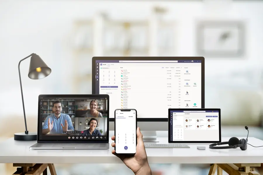 Notebook, Tablet und Smartphone im Arbeitsalltag