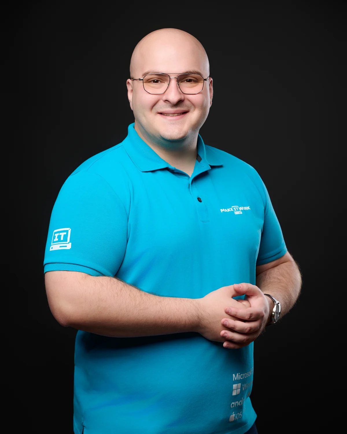 Robert Hergheligiu von MAKE IT WORK im türkisen IT-Polo – Ansprechpartner für Business Cloud