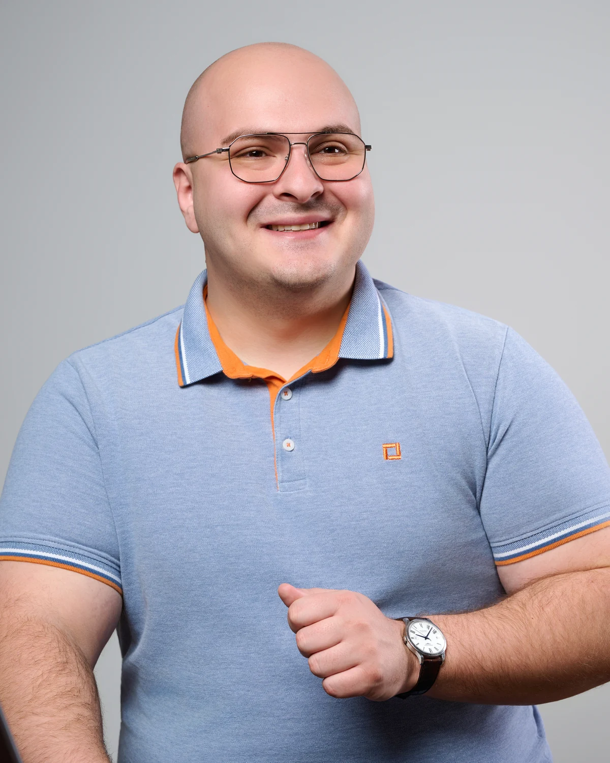 Robert Hergheligiu von MAKE IT WORK lachend am Laptop – Ansprechpartner für Cloud-Telefonie