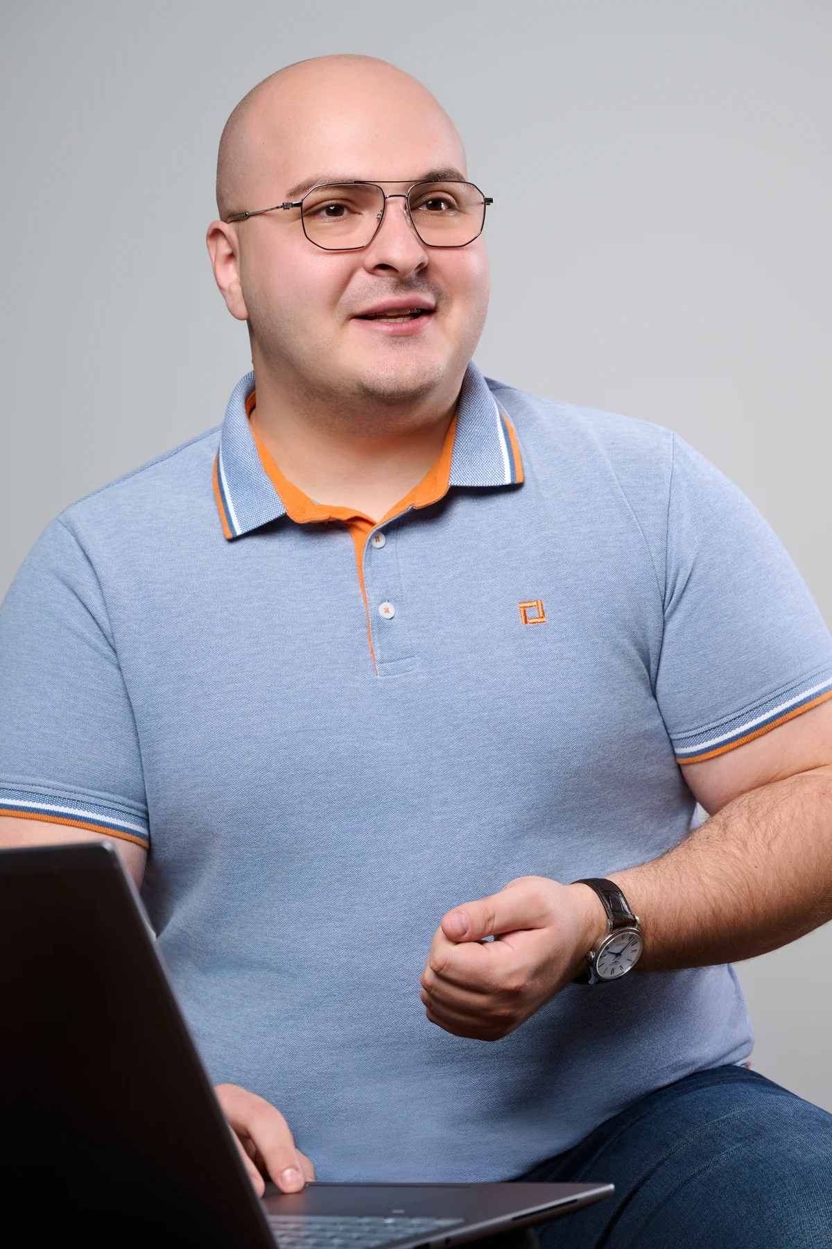 Robert Hergheligiu von MAKE IT WORK am Laptop – IT-Betreuung, Backup und Serververwaltung