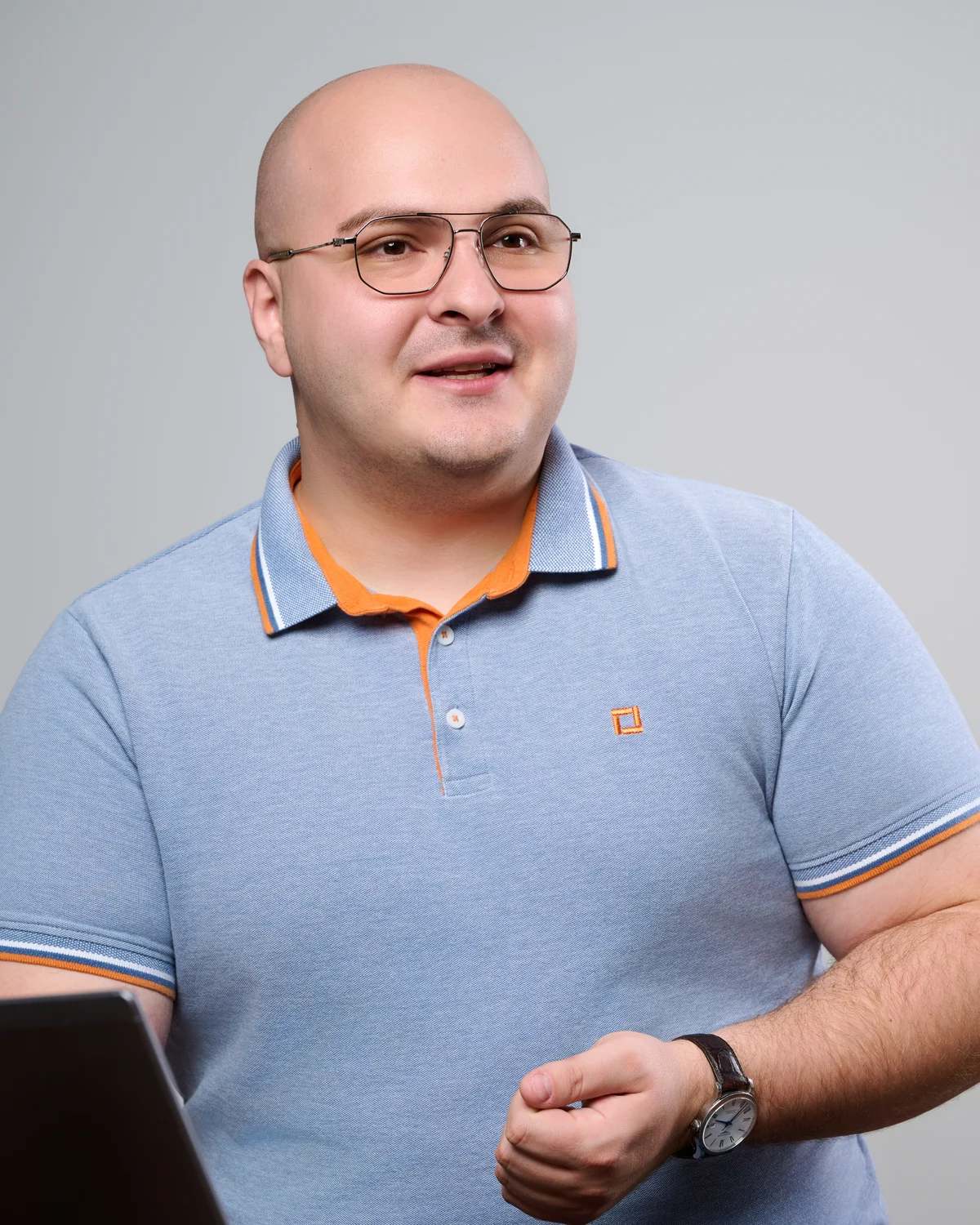 Robert Hergheligiu von MAKE IT WORK am Laptop – IT-Betreuung, Backup und Serververwaltung