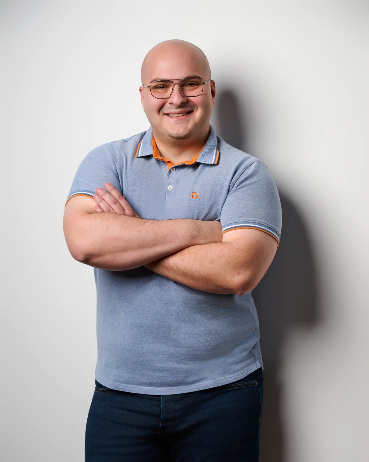 Robert Hergheligiu von MAKE IT WORK mit verschränkten Armen – Ansprechpartner für Netzwerk und Sicherheit