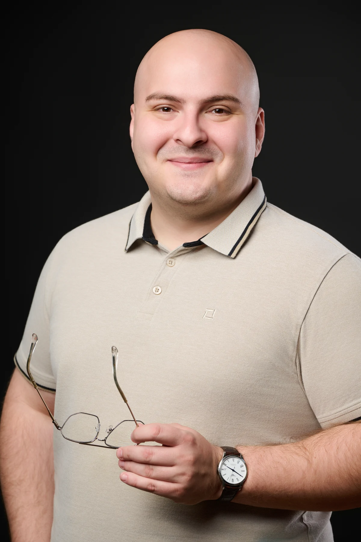 Robert Hergheligiu von MAKE IT WORK mit Brille in der Hand – Ansprechpartner für SharePoint-Lösungen